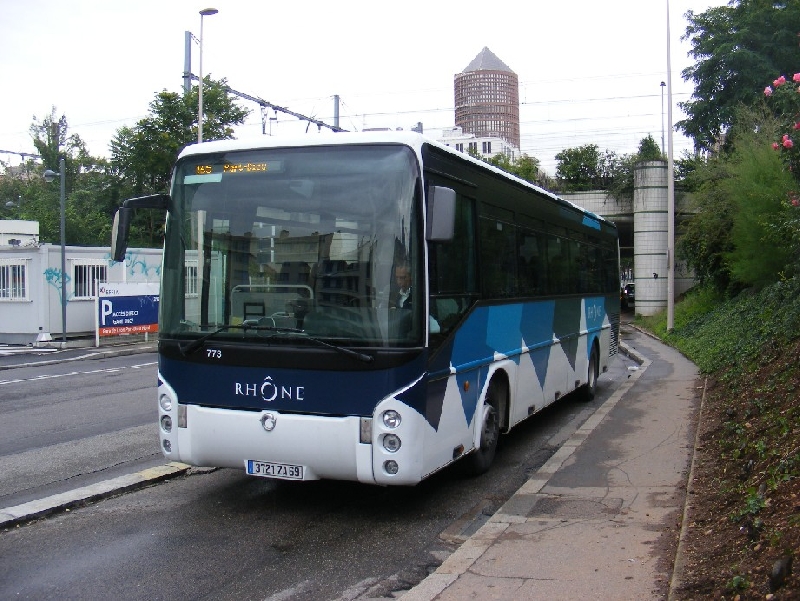 La livrée Rhône fait enfin son apparition sur les Arès de la ligne 165, comme on le voit sur le 773 stationné rue de Bonnel en juillet 2007.