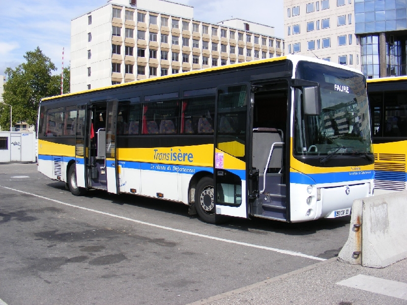 Un Irisbus Arès de Faure (en livrée Transisère) stationne portes ouvertes à la gare routière autocars de Part Dieu Villette
