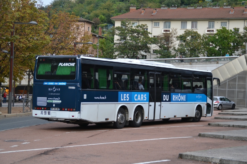 L'Ares n° P1050 de Keolis Planche, revêtu de la nouvelle découpe des Cars du Rhône, est vu sur la ligne 18 à Gorge de Loup en octobre 2013.