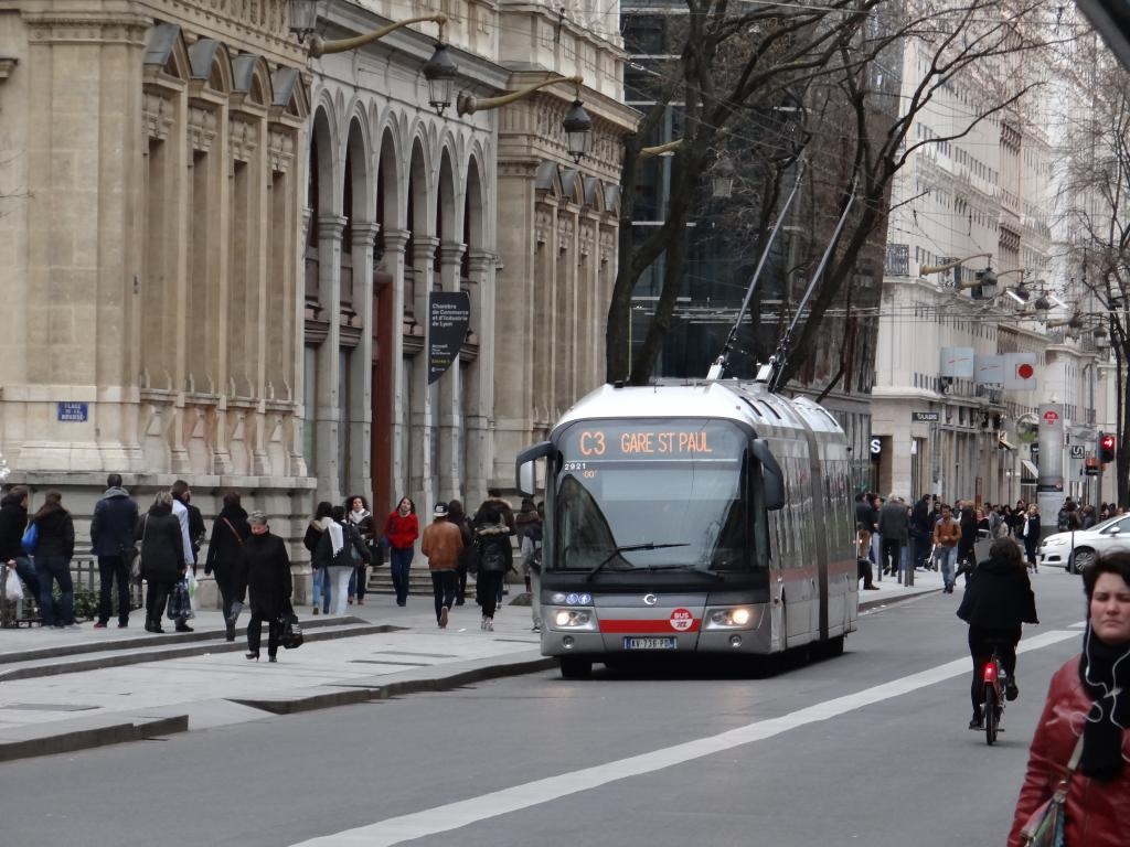 Le 2921 arrive à Hôtel de Ville, le 04/03/2014.