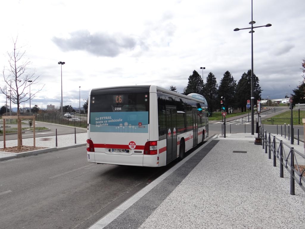 L'Hybride 2356 est vu sur la ligne C6 quittant l'arrêt Parc Relais Sauvegarde. Le 04/03/2014.