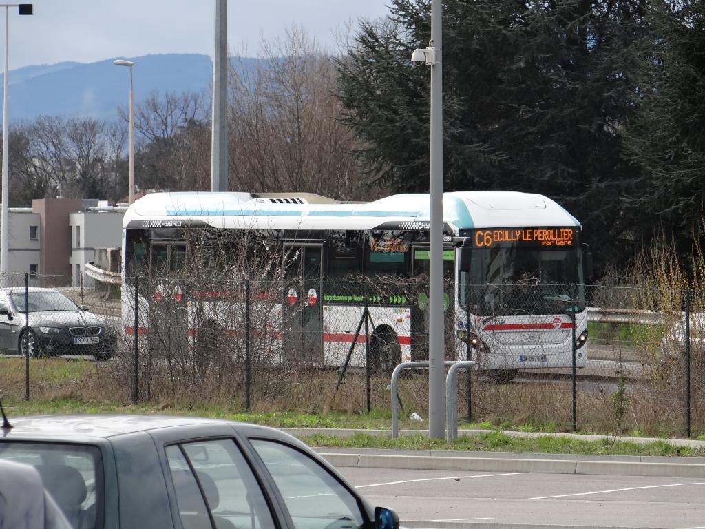 Le 7900 Hybride 2354 arrive sur l'arrêt Parc Relais Sauvegarde. Le 04/03/2014.