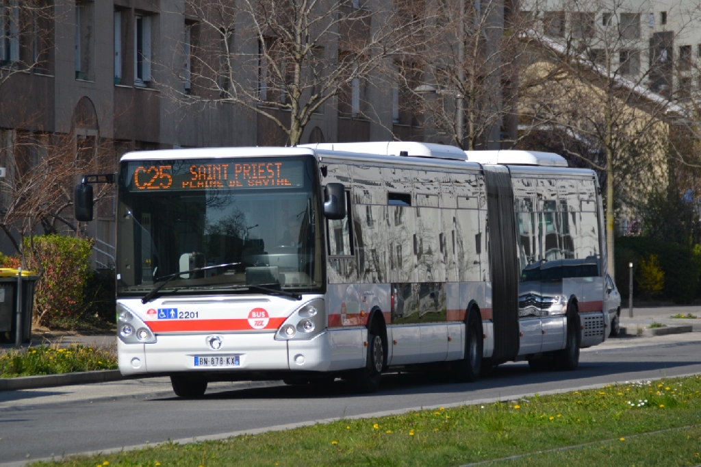 Le 2201 est vu sur la ligne C25 près de l'arrêt Lycée Lumière. Mars 2014.