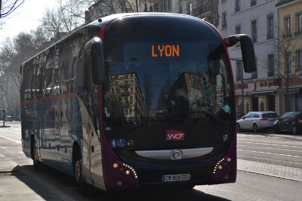 Le 139 de iDBUS est vu en arrivant à Lyon sur le cours Charlemagne. Mars 2014.