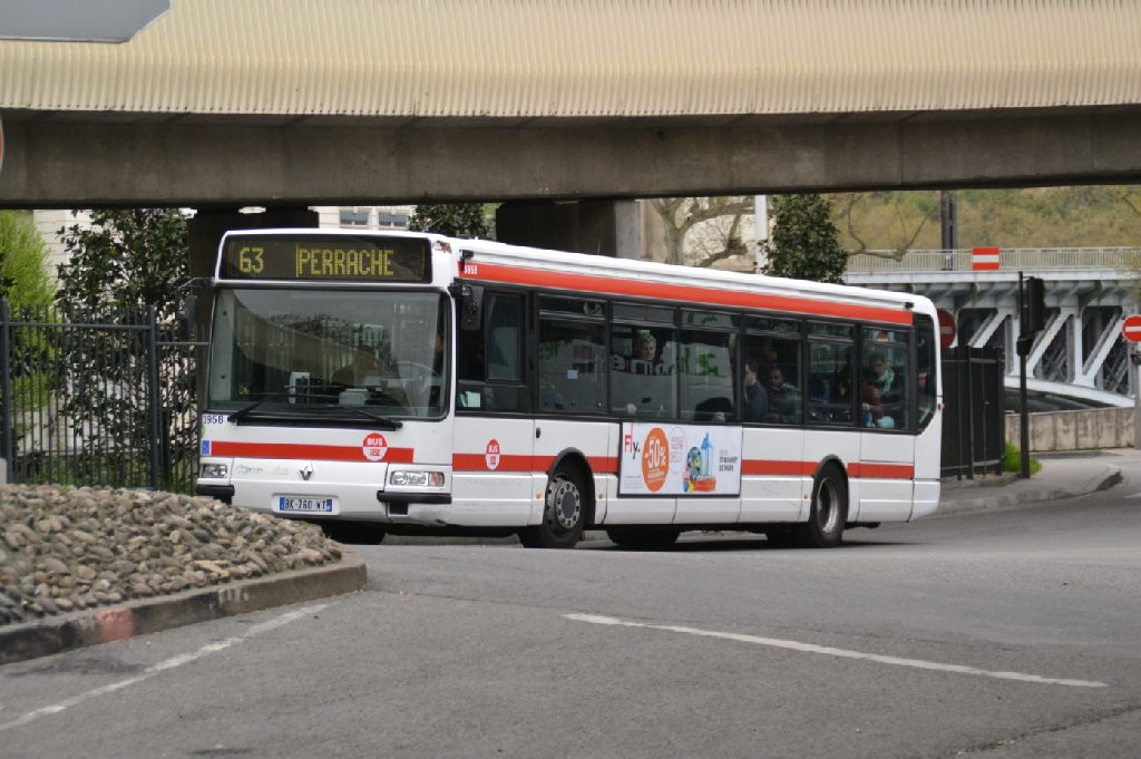 Le 3958 est vu sur la ligne 63 près du Pont Kitchener. Avril 2014.