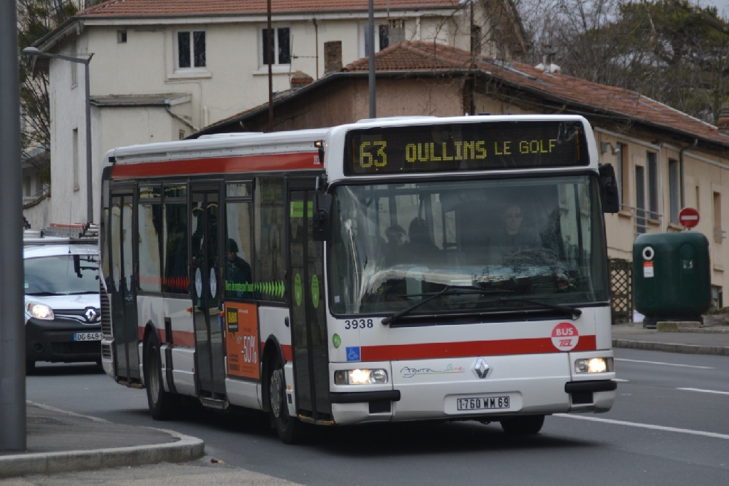 Le 3938 est vu sur la ligne 63 alors qu'il arrive au Pont d'Oullins. Février 2015.