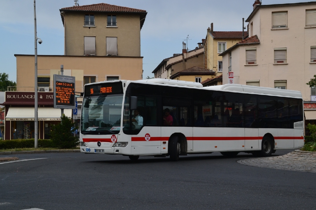 Le 7565 de TRANSDEV RAI est vu sur la ligne 96 lorsqu'il quitte Neuville-sur-Saône. Juillet 2015.