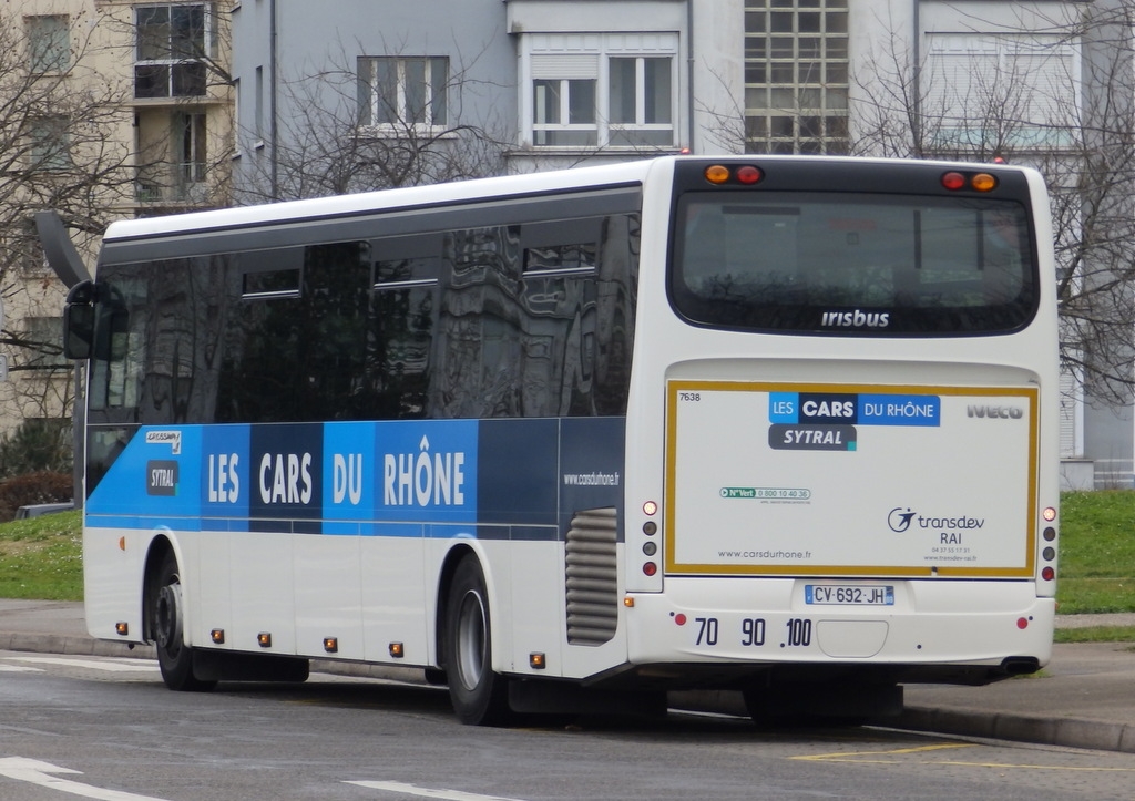 Le 7638 de Transdev RAI attend l'heure du départ au terminus Vénissieux - Rond-Point Parilly pour se rendre à Vienne - Pôle Multimodal sur la ligne 111 (31/01/16). Photo : citelis.