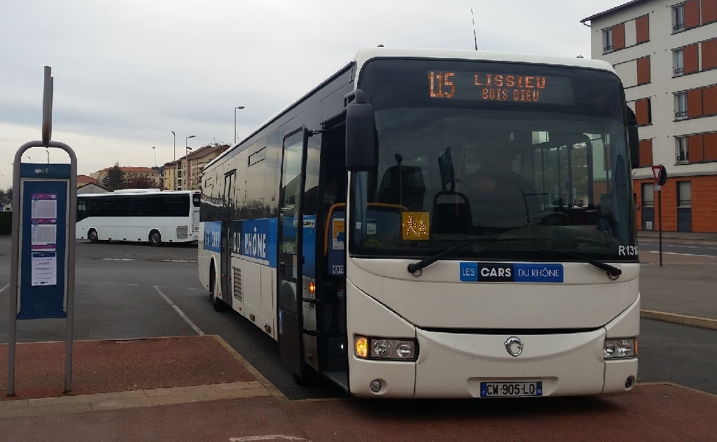 Le R1310 de Transdev RNA est vu sur la ligne 115 à la gare de Villefranche. Photo Ibou. Avril 2016.