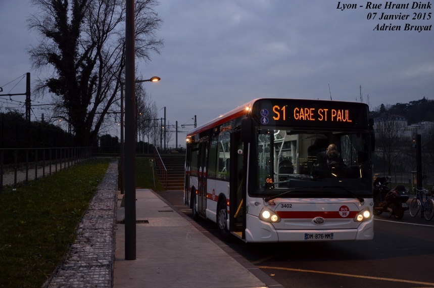 Le 3402 est vu sur la ligne S1 au terminus Confluence Rambaud. Janvier 2015. Photo Adrien.