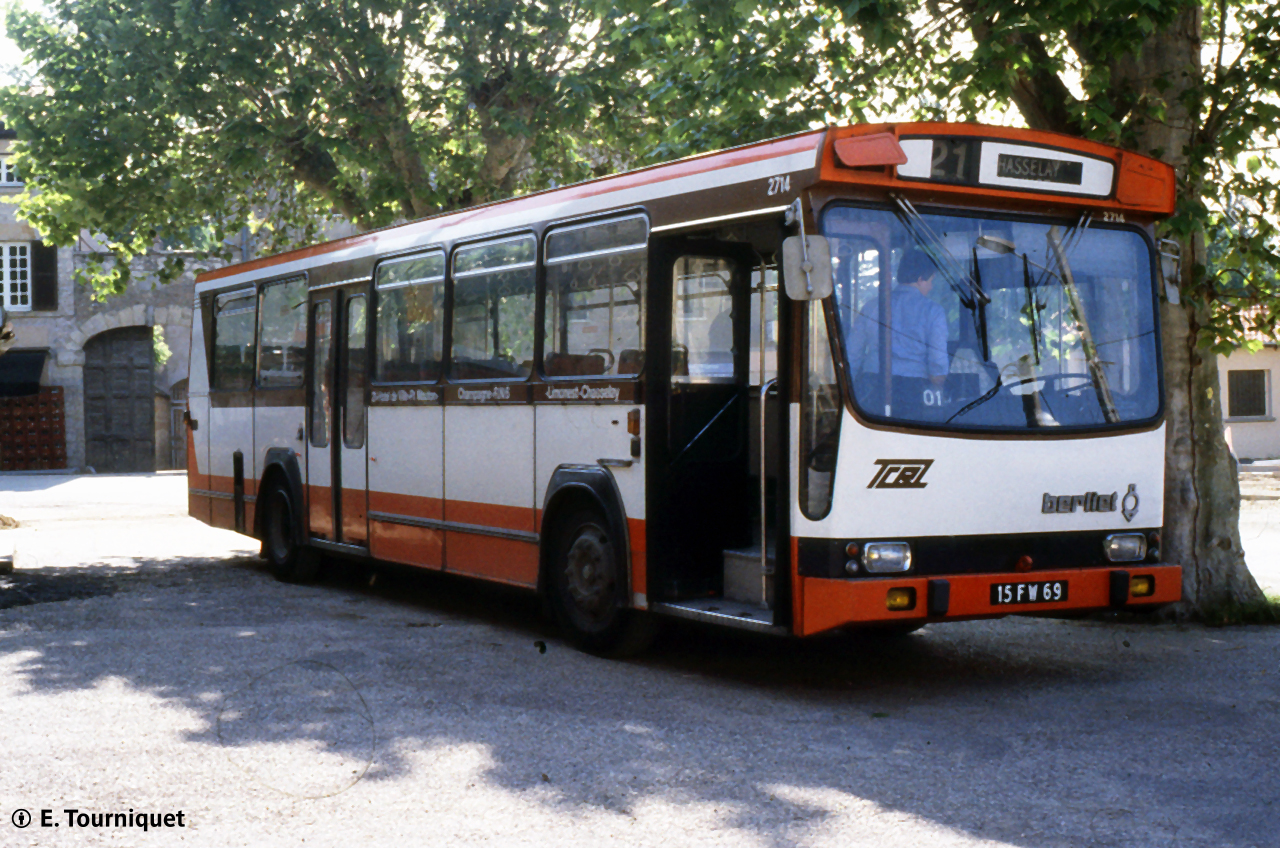 Le PR100 PA repeint n° 2714 au terminus de Chasselay en juin 1984