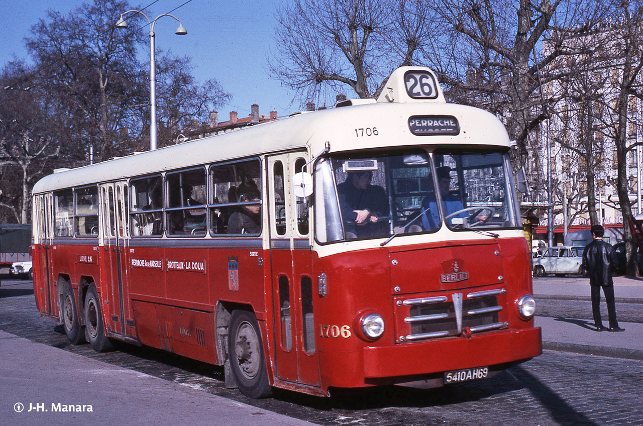 Le PBR n° 1706 à l'entrée de la gare routière de Perrache en 1967