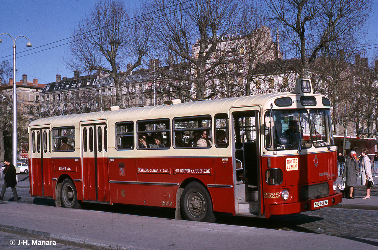 Le PH10/100 n° 2525 au terminus de Perrache en 1967 (avant rénovation)