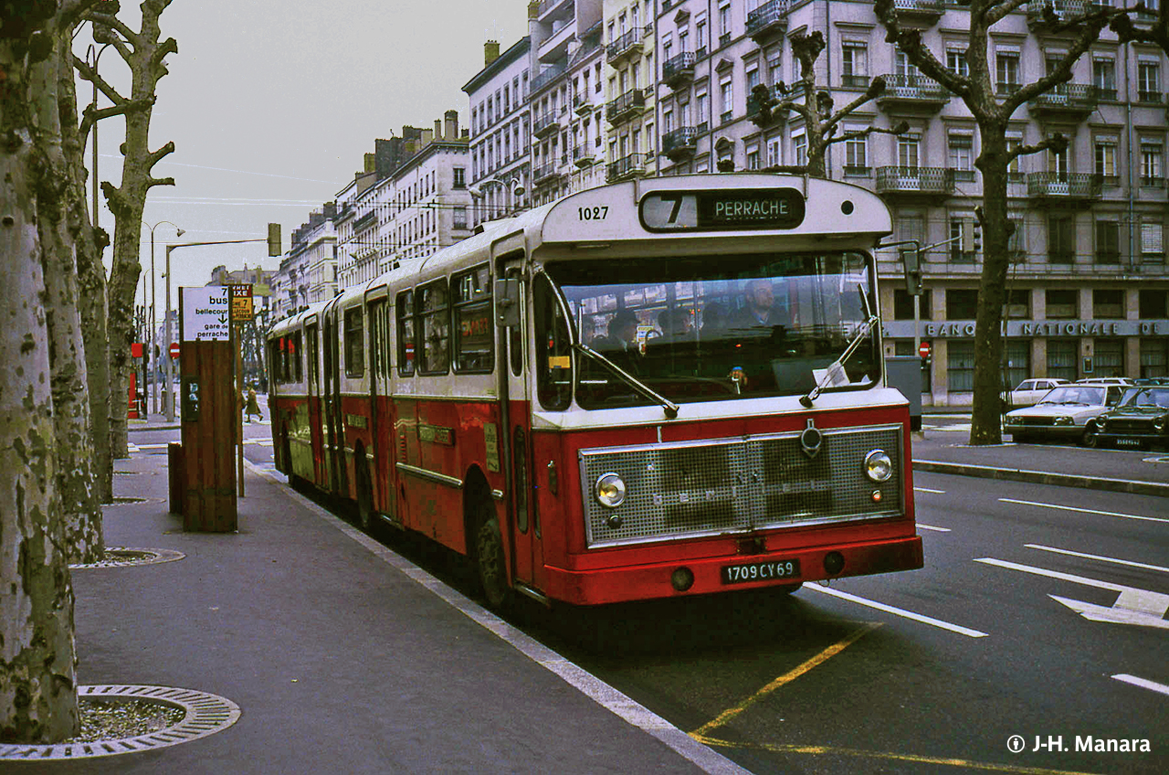 Le PH180 n° 1024 à l'arrêt Morand-Saxe en 1978