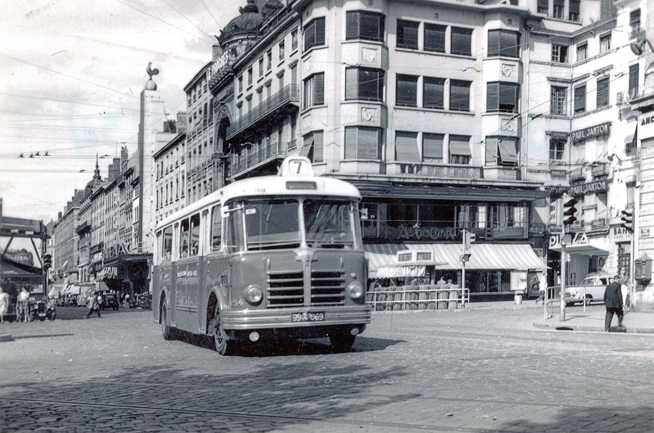 Le PCR n° 1214 place Le Viste en remplacement du tram en 1954