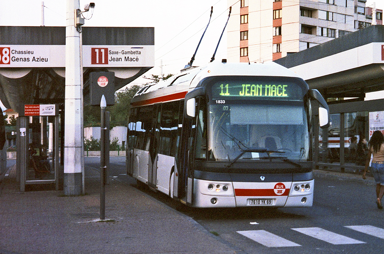 L'ETB12 n° 1833 au terminus de Bonnevay le 19/09/2006