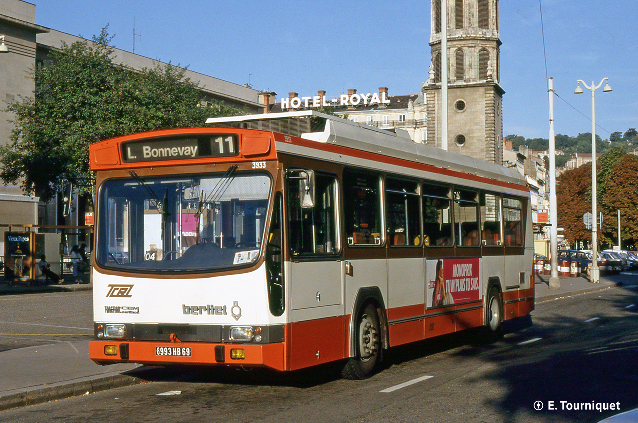 L'ER100R n° 3933 place Antonin Poncet en septembre 1985<br><i>La ligne aérienne a été déposée pour les travaux du métro</i>
