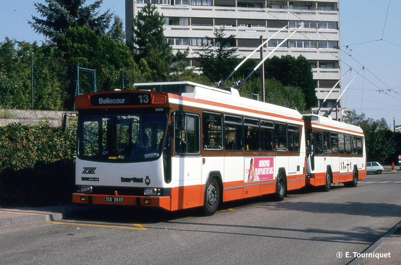 L'ER100R n° 3909 au terminus de la place Gutenberg en septembre 1986