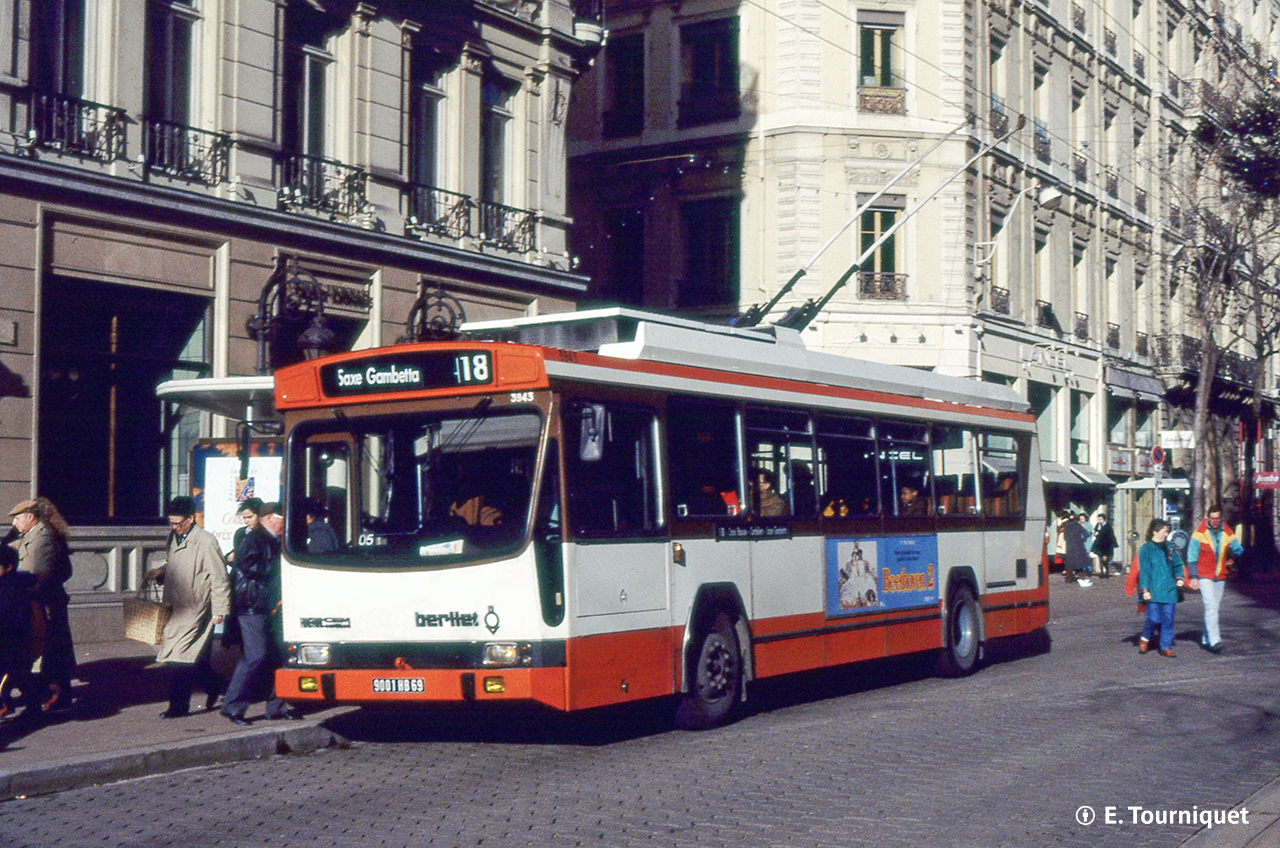 L'ER100R n° 3943 a l'arrêt Cordeliers-Bourse en décembre 1993