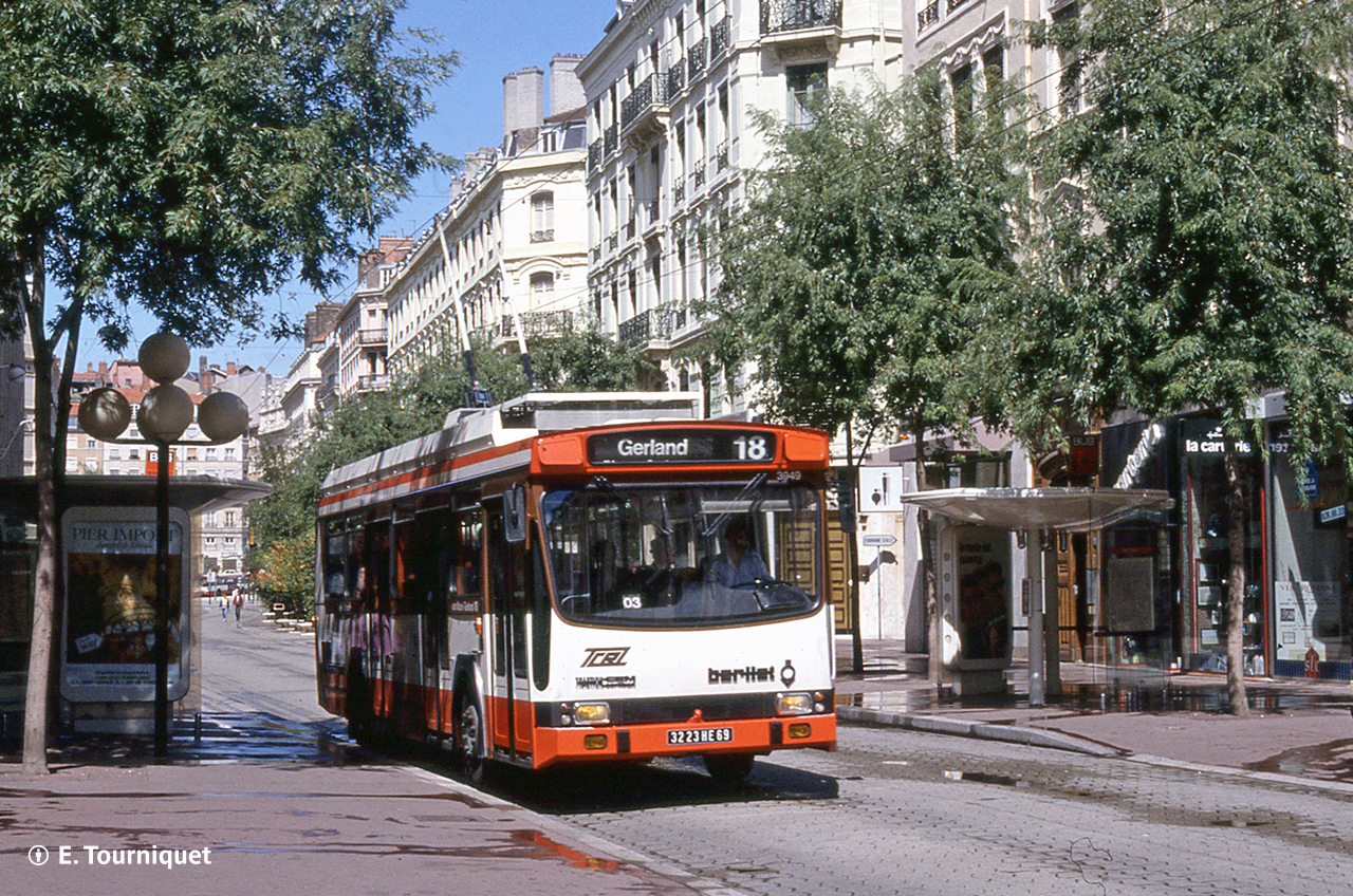L'ER100R n° 3949 rue de la République en août 1986