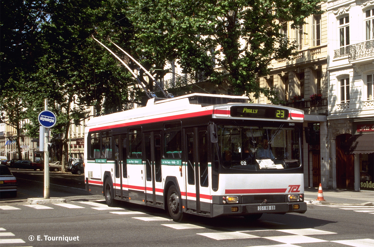 L'ER100R n° 3912 rénové et renuméroté 2603 cours de la Liberté en juin 1994