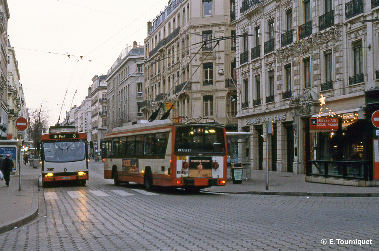 Les ER100H n° 1804 et 1807 rue de la République en janvier 1986