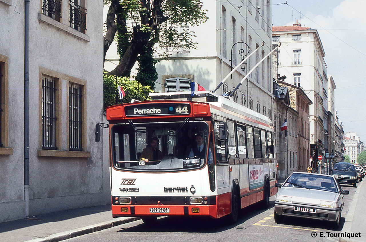 L'ER100R n° 2905 rue de la Charité en mai 1991