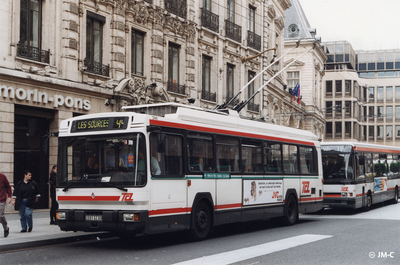 L'ER100R n° 2918 transformé en ER112 n° 2941 rue de la République le 23/06/1996