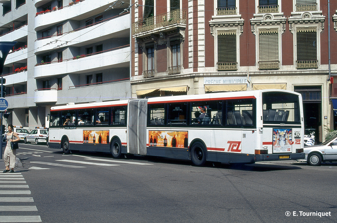 Le GX187 rénové n° 2004 rue Servant en juin 2000