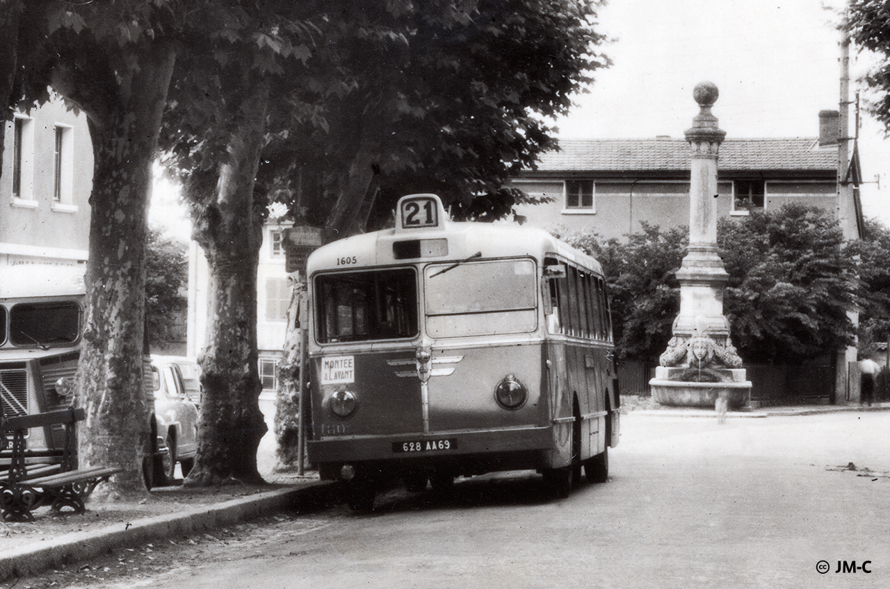 Le MGT B9 n° 1605 au terminus de Chasselay route de Neuville dans les années 50