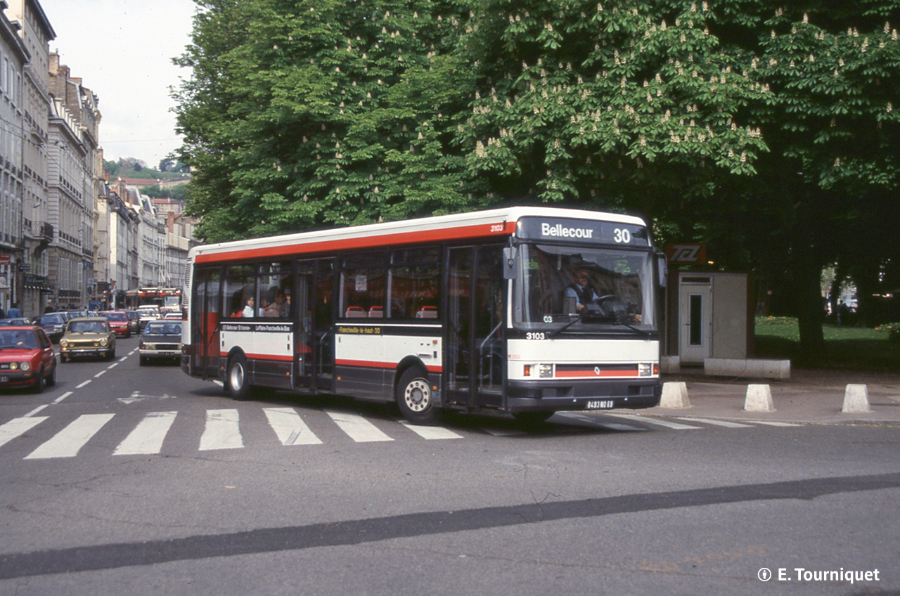 Le R312 n° 3103 place Bellecour en mai 1989
