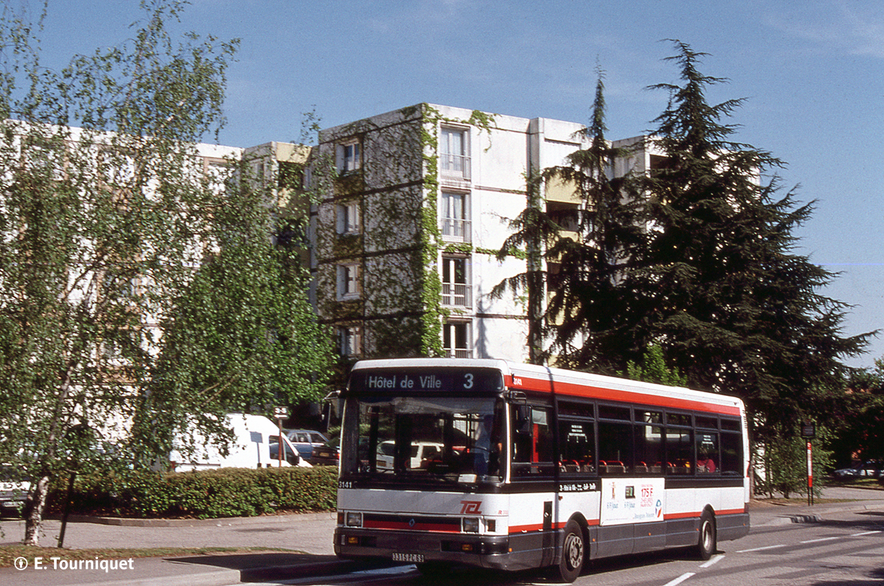 Le R312 n° 3141 à l'arrêt Parc d'Affaires de Dardilly en mai 1997