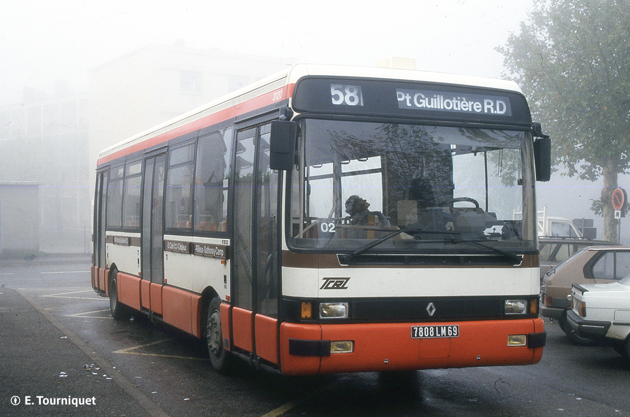 Le R312 probatoire dans le brouillard au terminus de Sathonay Mutualité en novembre 1987