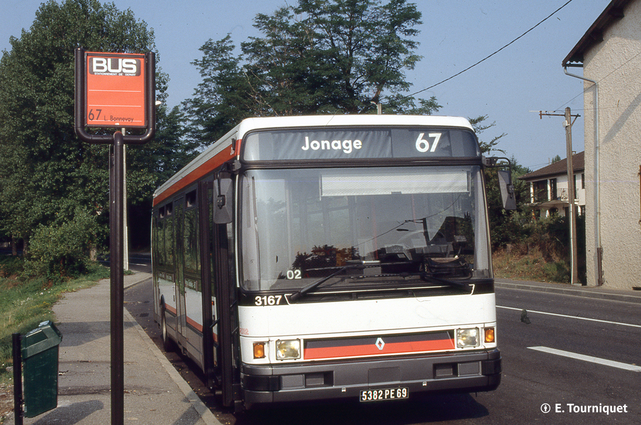 Le R312 n° 3167 au terminus de Jonage en août 1991