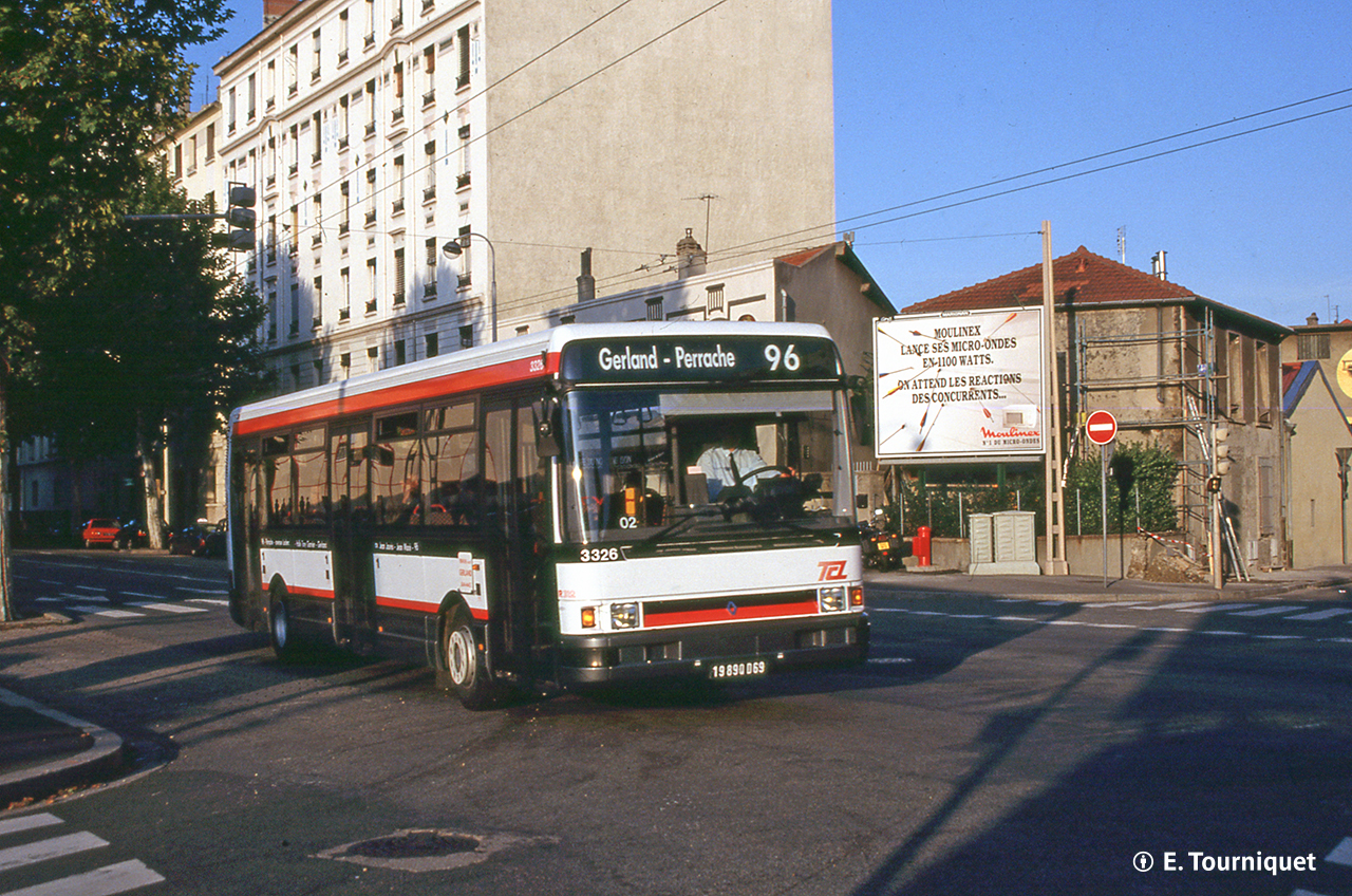 Le R312 n° 3326 rue Général Bollier en octobre 1991