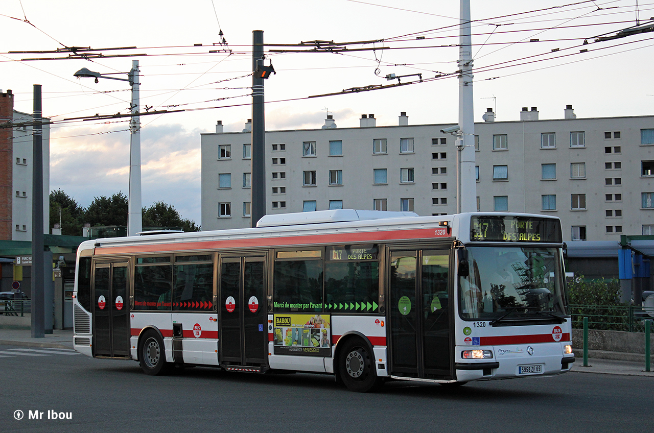 L' Agora Line n° 1320 dans la gare routière de Bonnevay le 18/07/2012