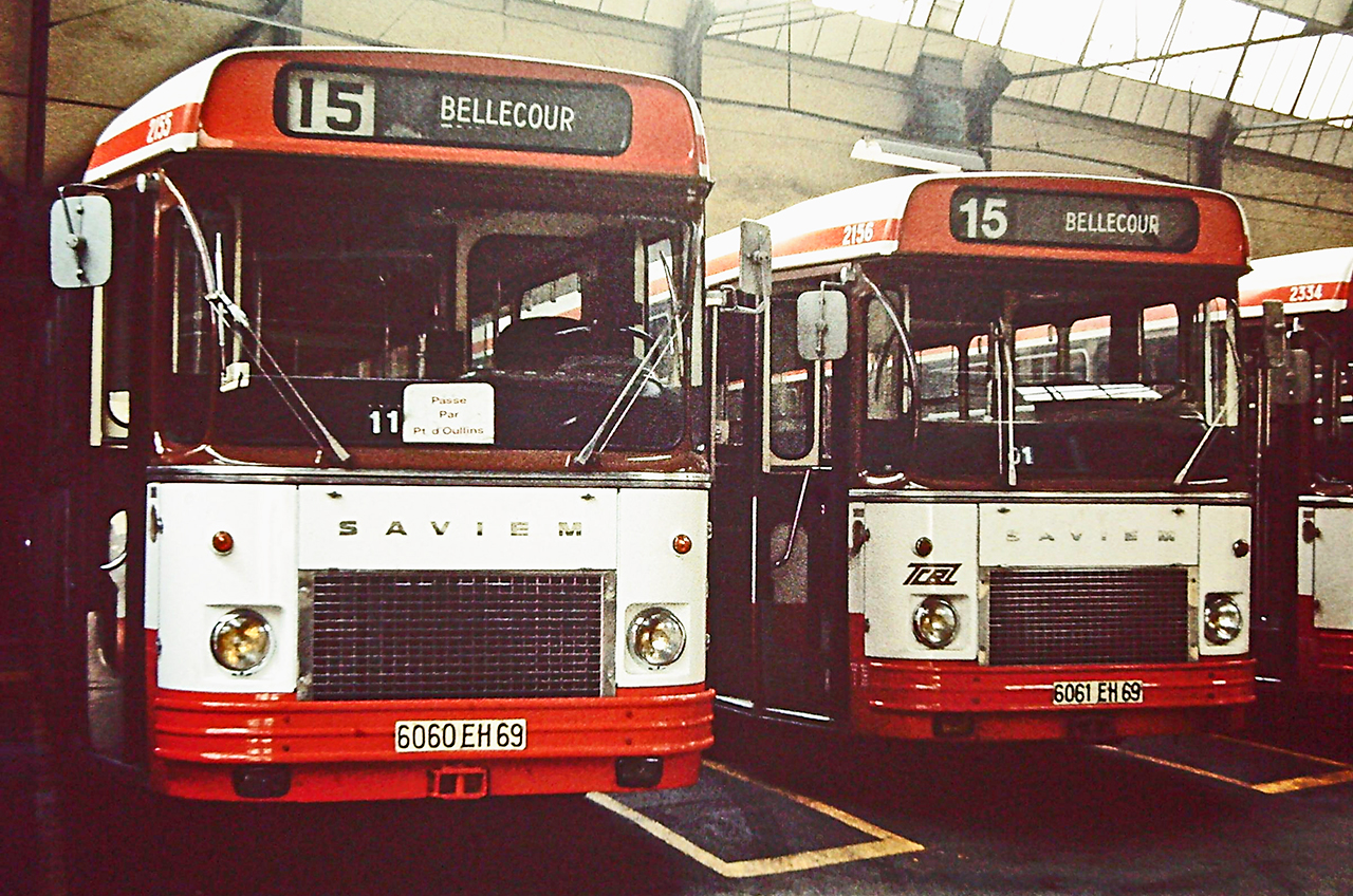Les SC10U n° 2155 et 2156 au dépôt d'Oullins en juillet 1981