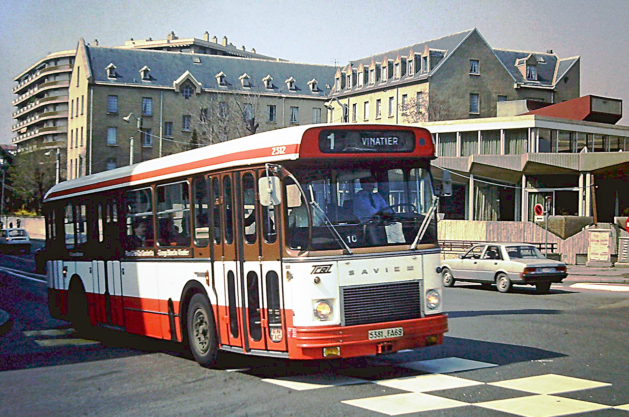 Le SC10U LS repeint n° 2312 au carrefour Gambetta-Tchécoslovaques en avril 1984