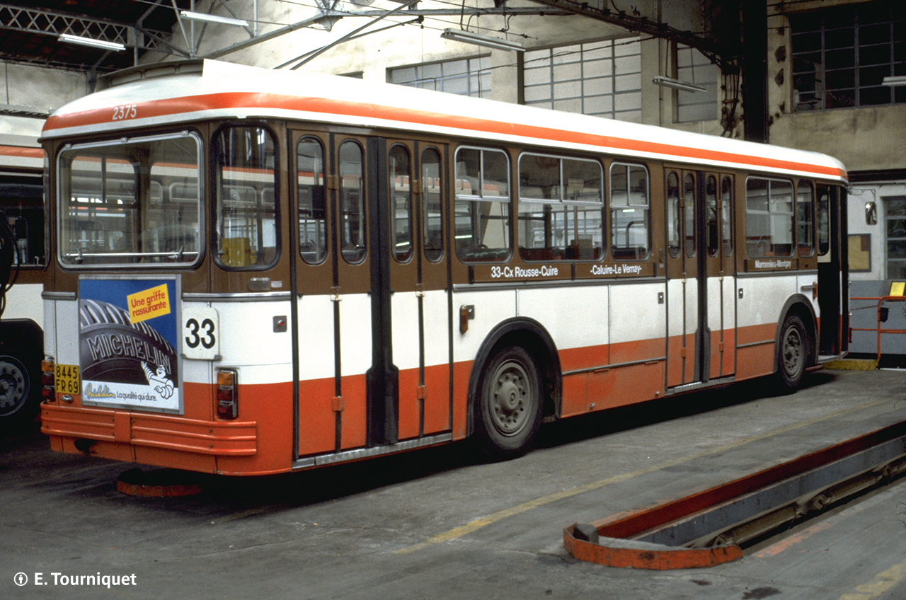 Le SC10U LS n° 2375 au dépôt de Cuire en février 1982.<br><i>A partir de sa série (2368 à 2400), les 2 demi-vitres arrière carrées sont remplacées par une seule grande vitre rectangulaire</i>