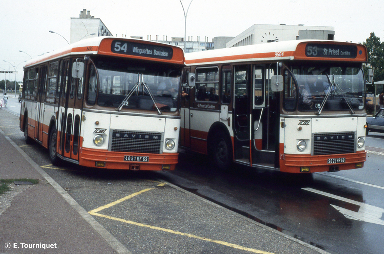 Les SC10UM n° 3495 (rénové) et 3504 (pas encore) à St Priest Centre en septembre 1984<br><i>Les livrées sont identiques à part les numéros de carrosserie</i>