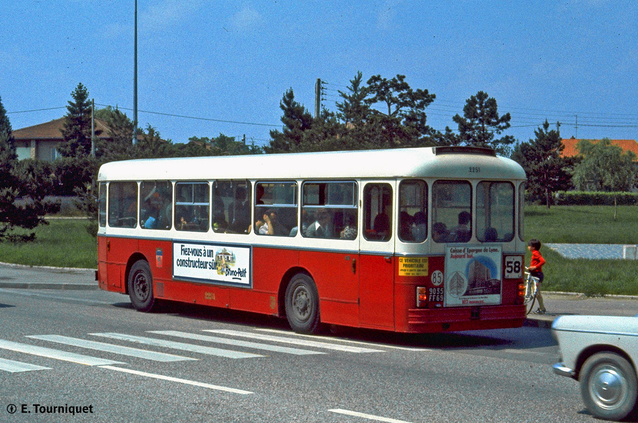 Le SC10U (à porte battante) n* 2251 (ex TUL 151) à l'arrêt La Roue en juin 1977