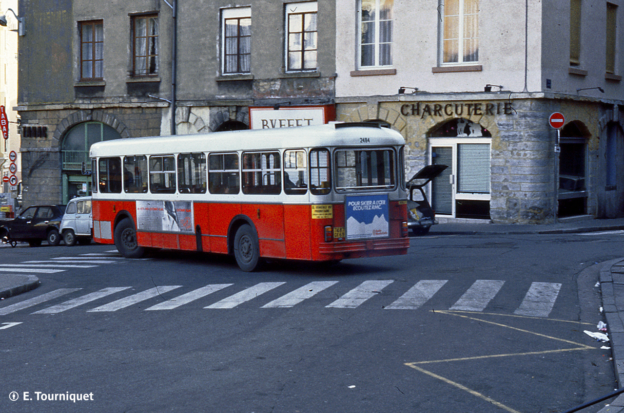 Le SC10U LS n° 2494, un des derniers pas encore rénové, au départ de la gare St Paul en janvier 1983