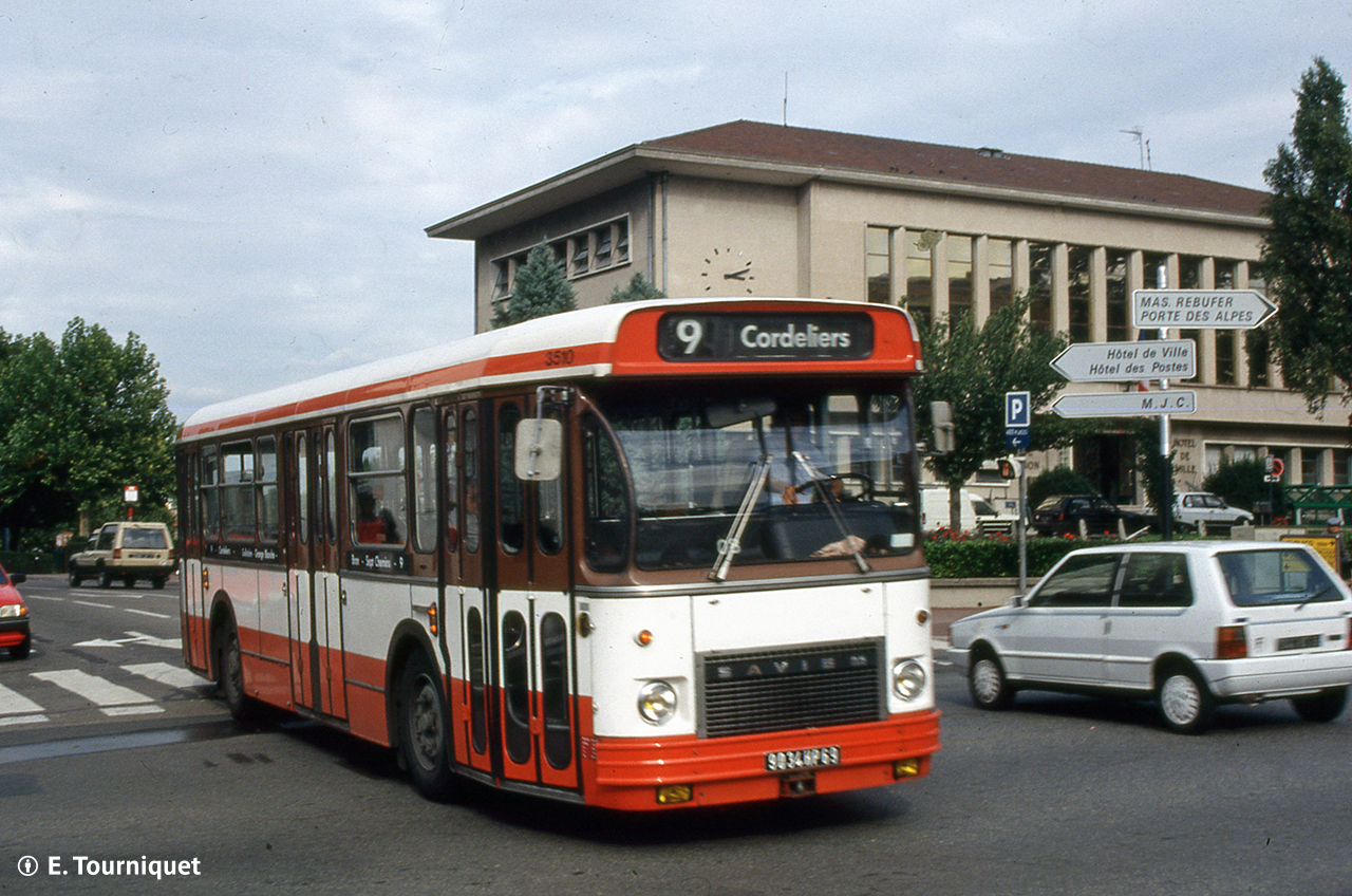 Le SC10UM n° 3510 devant la mairie de Bron en septembre 1991