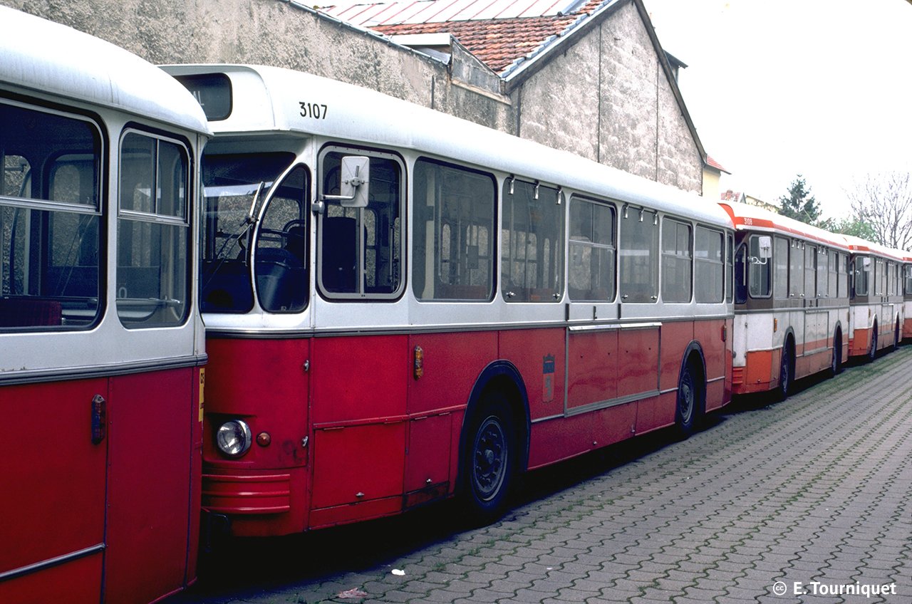 La file des premiers SC10U transformés garés en réserve générale au dépôt des Pins en avril 1982. Les 4 premiers (3106, 3107, 3125 et 3129) avaient été repeints en rouge et blanc