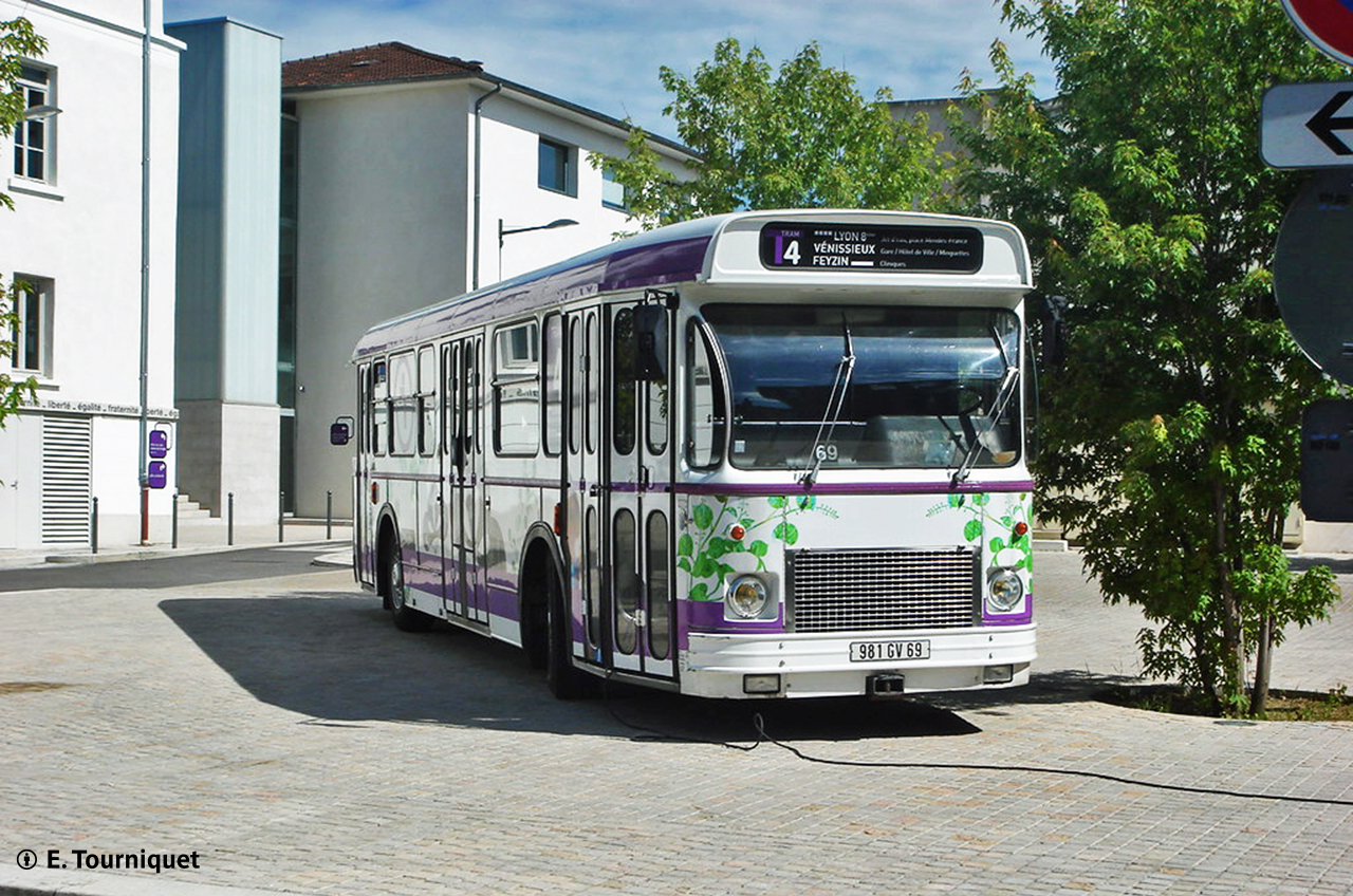 Le SC10PF transformé n° 4502 (ex 3415) <i>Bus Info T4</i> à Feyzin le 29/06/2007