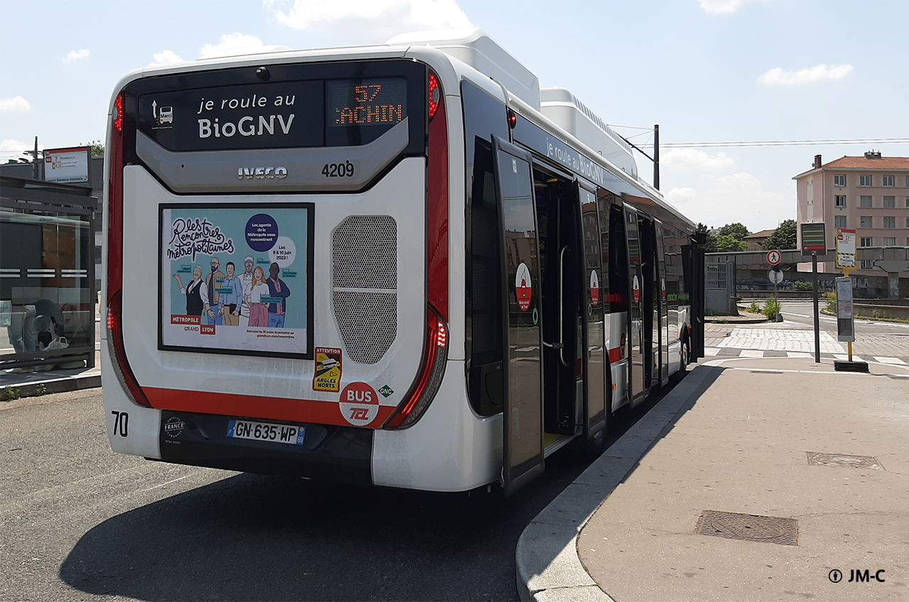 L'Urbanway 12 GNV n° 4209 dans la gare routière de Bonnevay le 07/06/2023