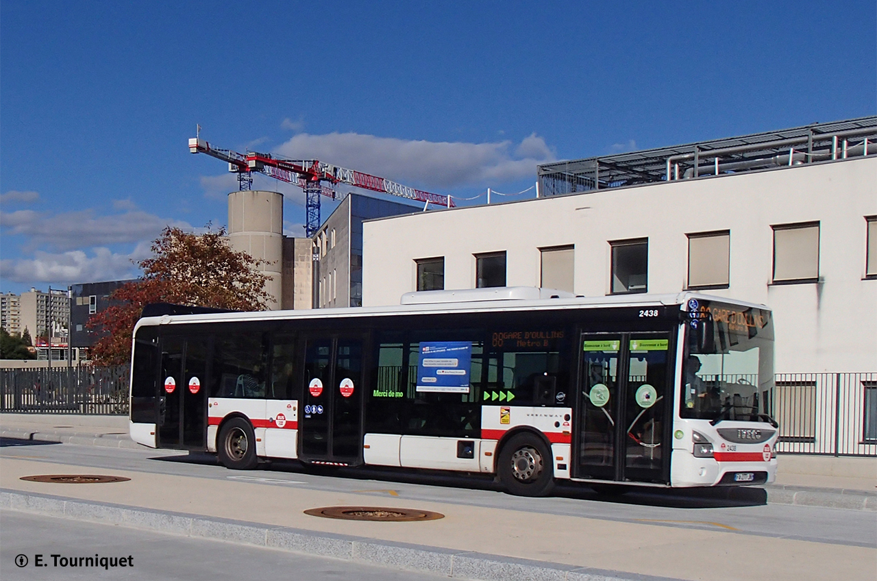 L'Urbanway 12 n° 2438 dans la nouvelle gare routière de l'Hôpital Lyon-Sud le 21/10/2023