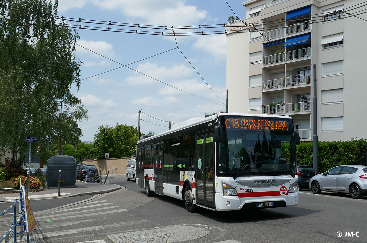 L'Urbanway 12 n° 3629 en habillage au carrefour Chevalier-Gorjus, à l'arrivée au terminus provisoire Cx Rousse Nord, le 10/07/2023