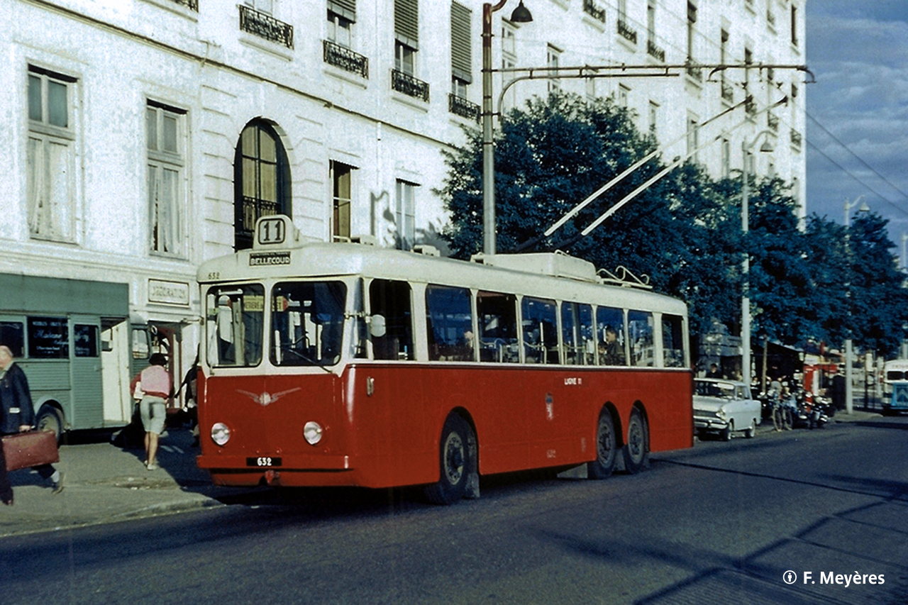Le VA3 n° 632 au terminus de Bellecour-A. Poncet en septembre 1966