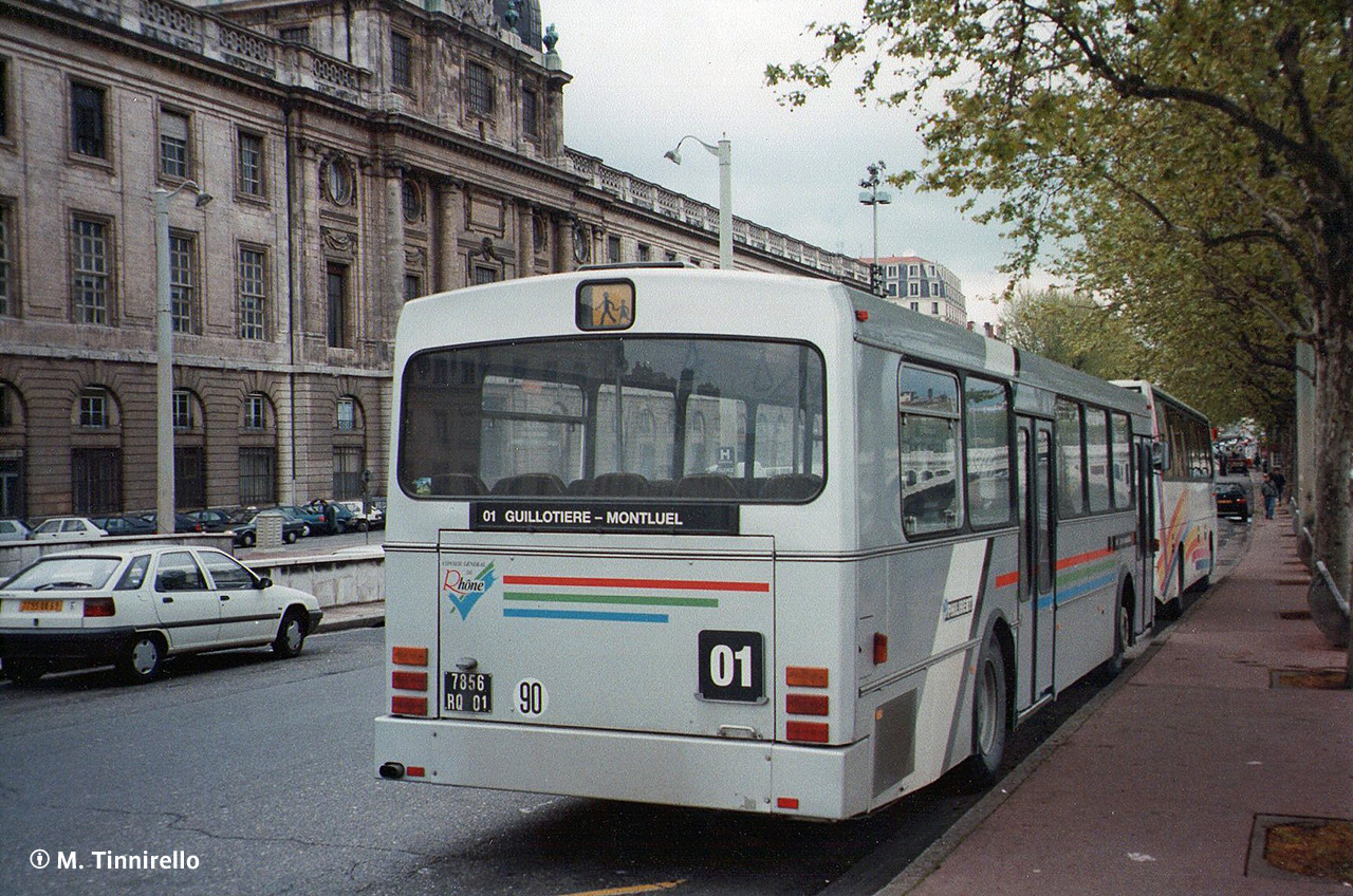 Un Heuliez O305 au terminus du Pt de la Guillotière en 1995